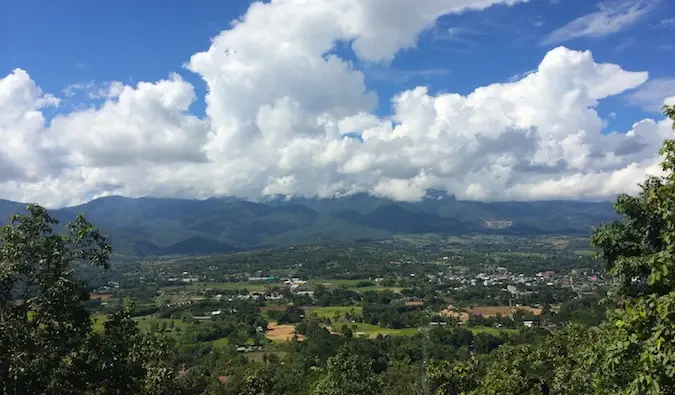 Langit biru dan hutan lebat dekat Pai, Thailand