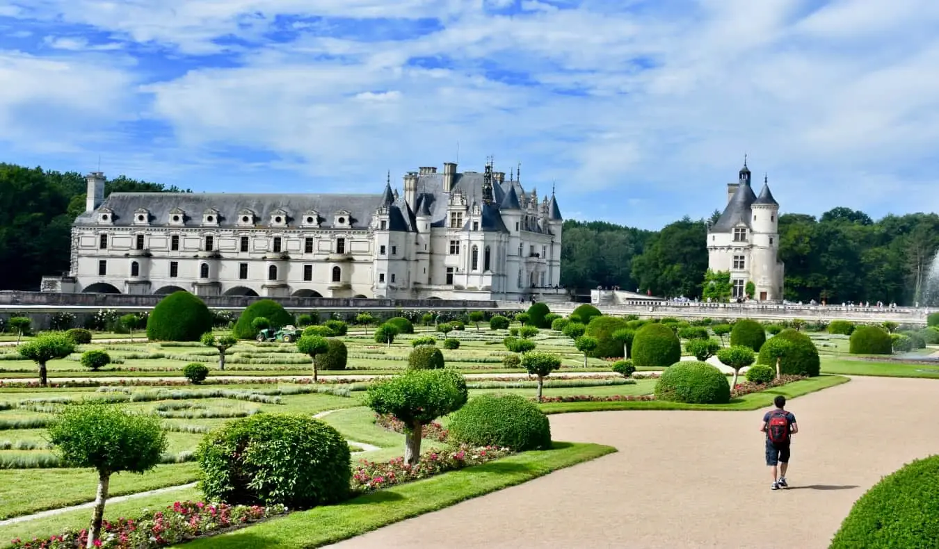 Nomadic Matt caminhando nos jardins do castelo na França