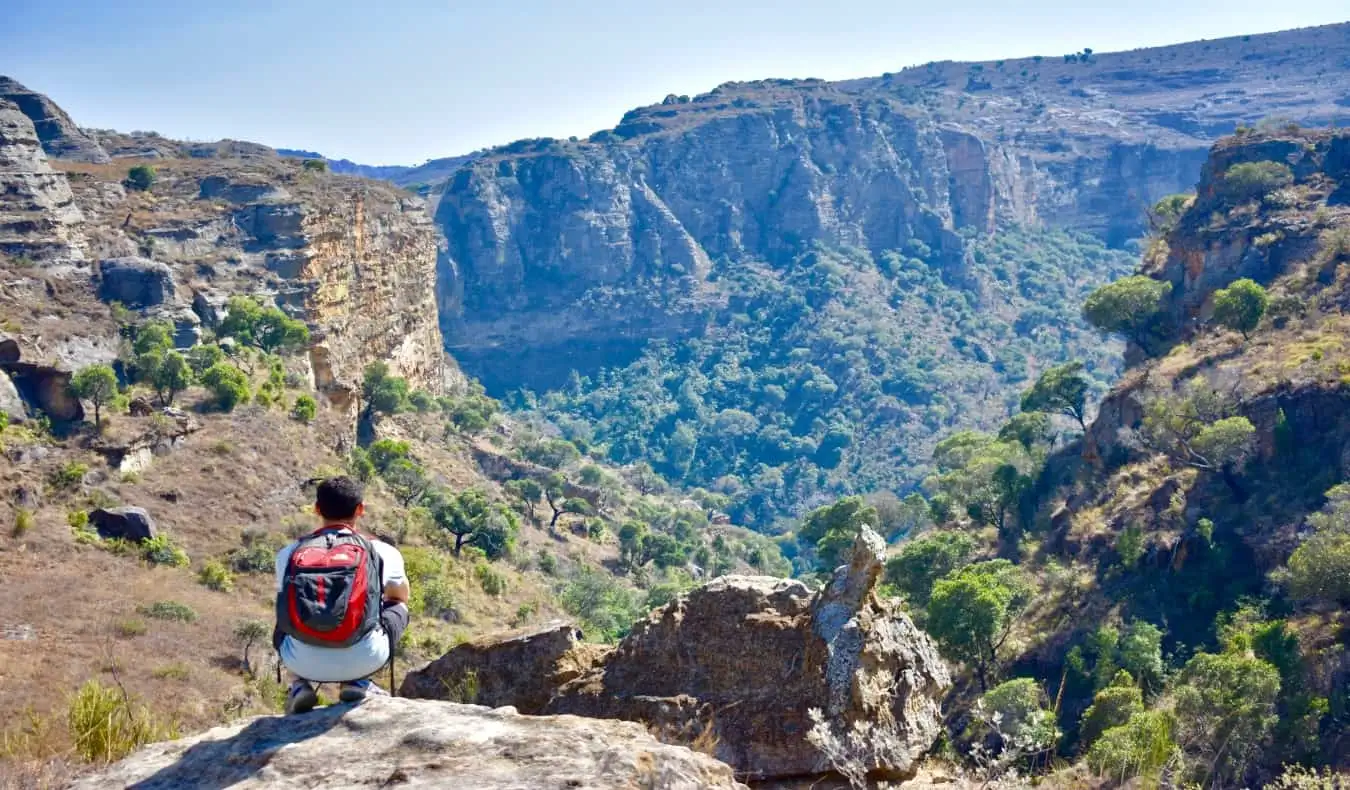 Nomadic Matt na nakatingin sa bangin sa Africa