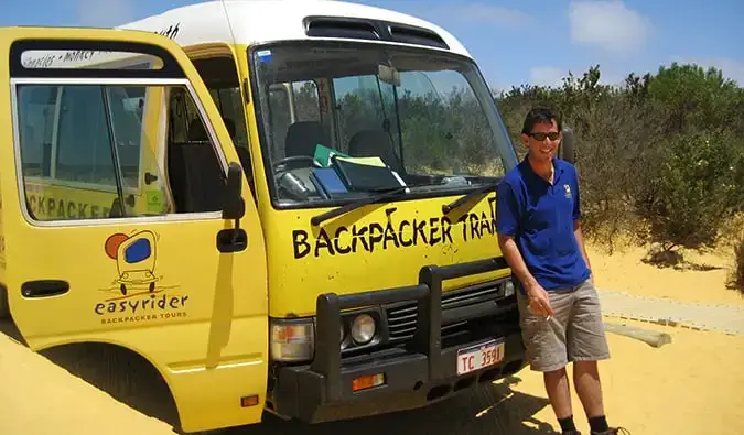 O motorista de ônibus da Oz Experience no outback australiano