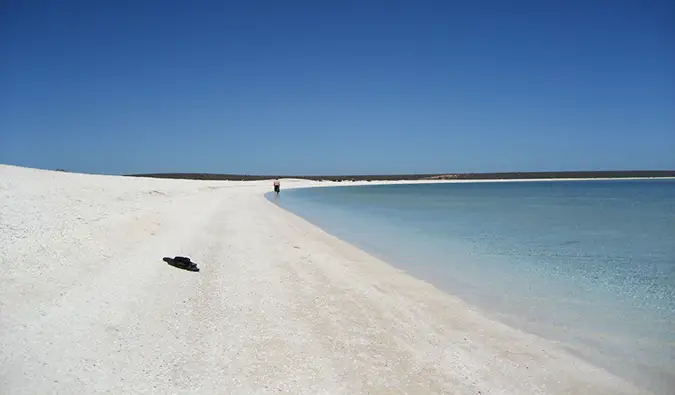 Tuščias balto smėlio paplūdimys Australijoje