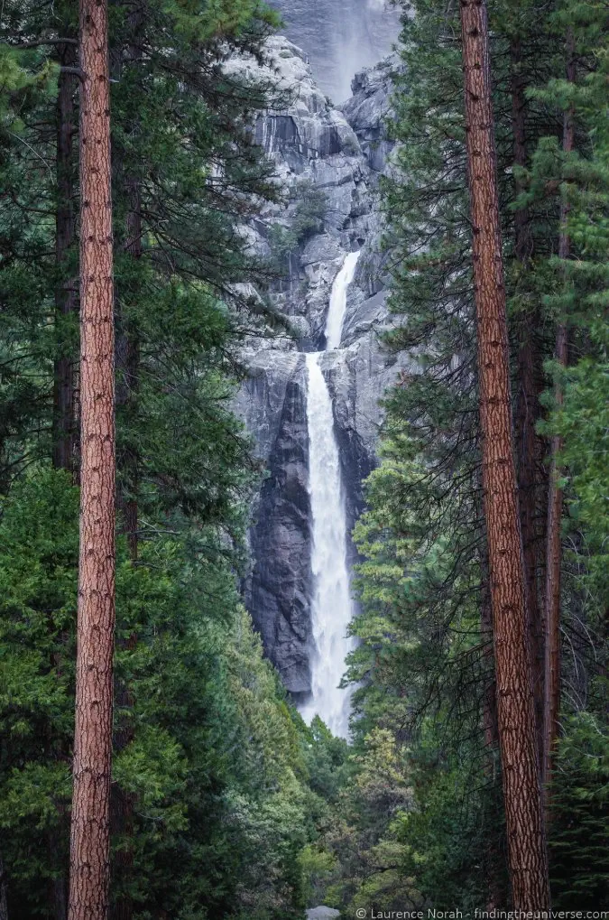 Fotografie z Lower Yosemite Falls mezi stromy v Yosemitském národním parku