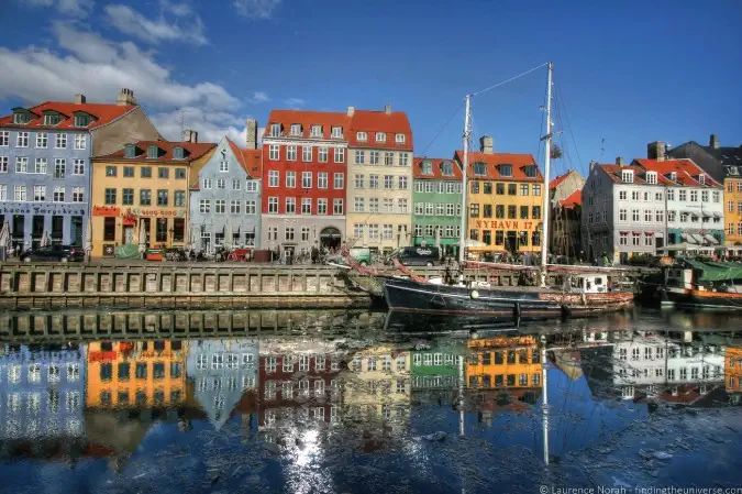 Foto de cases reflectint al port de Nyhavn a Copenhaguen, Dinamarca