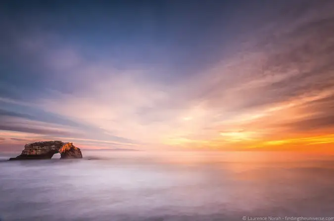 Foto de um lindo pôr do sol dourado sobre o oceano em Santa Cruz, Califórnia