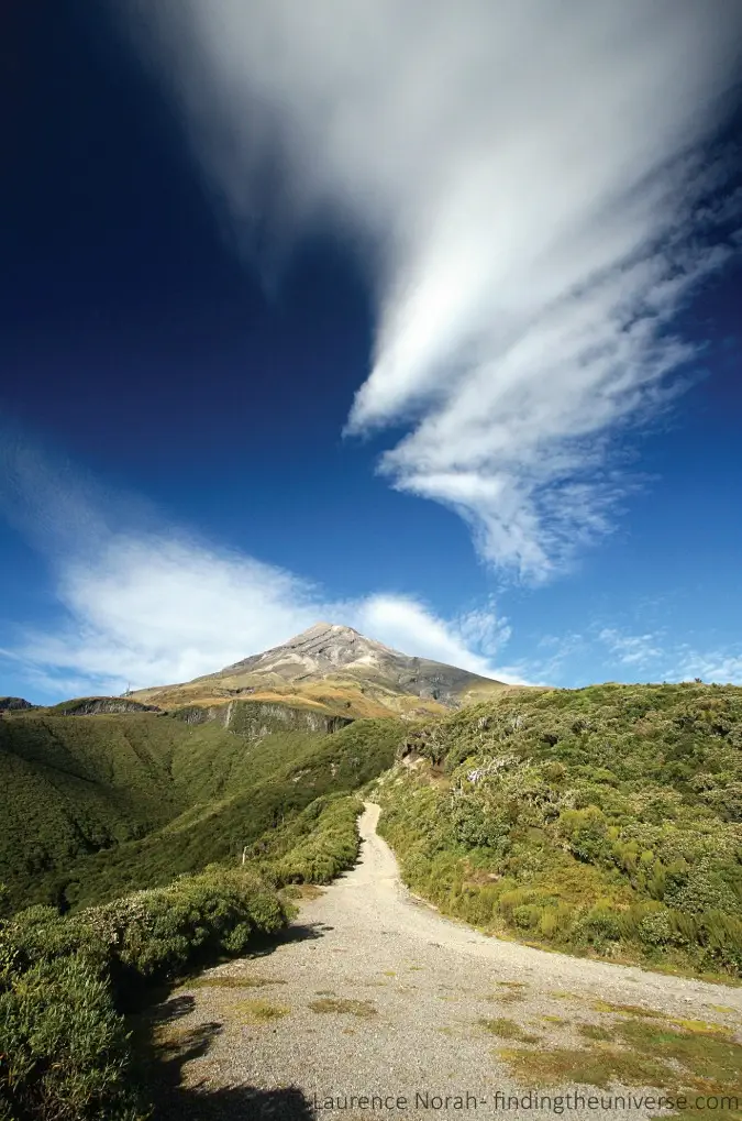 Larawan ng walking trail paakyat sa Mount Taranaki sa New Zealand