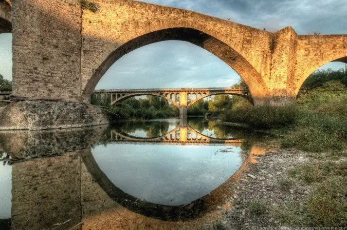 Fotografie starých mostů ve středověkém městě Besalú, Španělsko