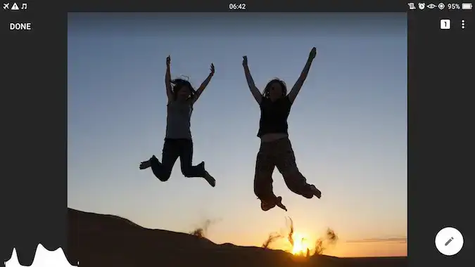 Ragazze che saltano sulle dune di sabbia - foto originale