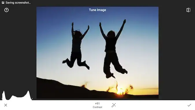 Ragazze che saltano sulle dune di sabbia - dopo la foto