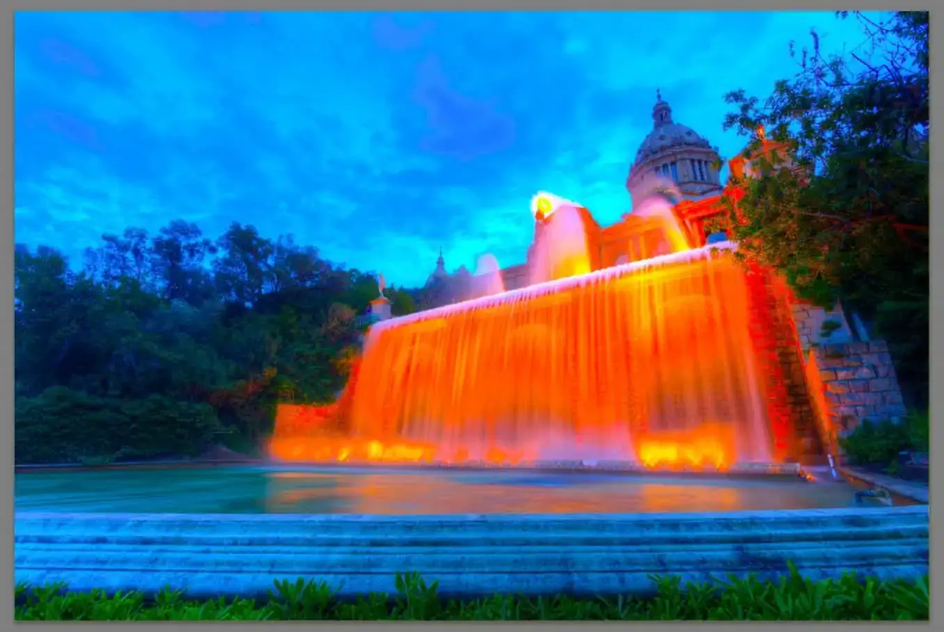 Foto de un edificio naranja y una cascada - neón - saturada