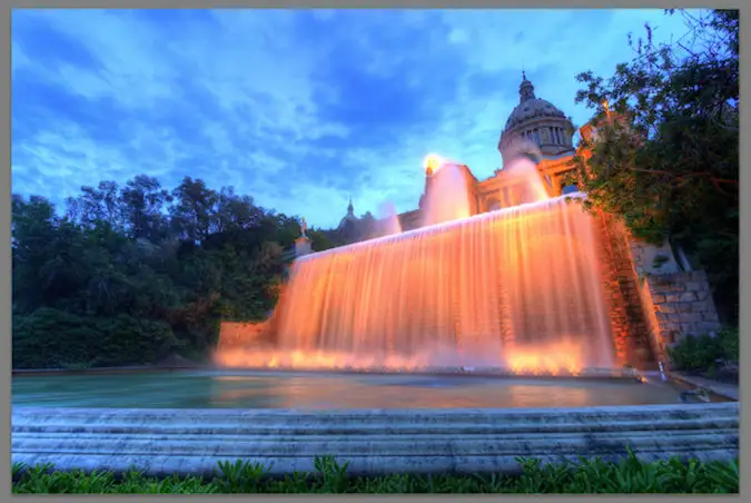 Foto del edificio orante y cascada - normal