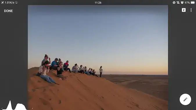 Menschen sitzen auf einer Sanddüne in Lightroom 1