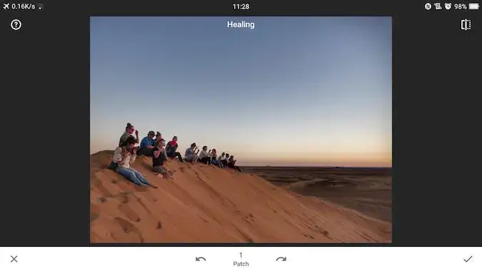 Menschen sitzen auf einer Sanddüne in Lightroom 4