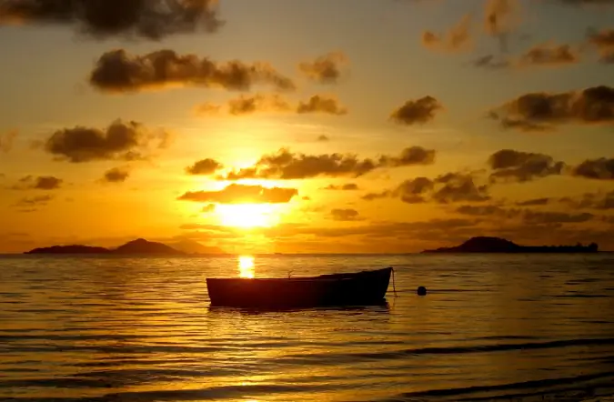 Superbe silhouette de bateau au coucher du soleil aux Seychelles