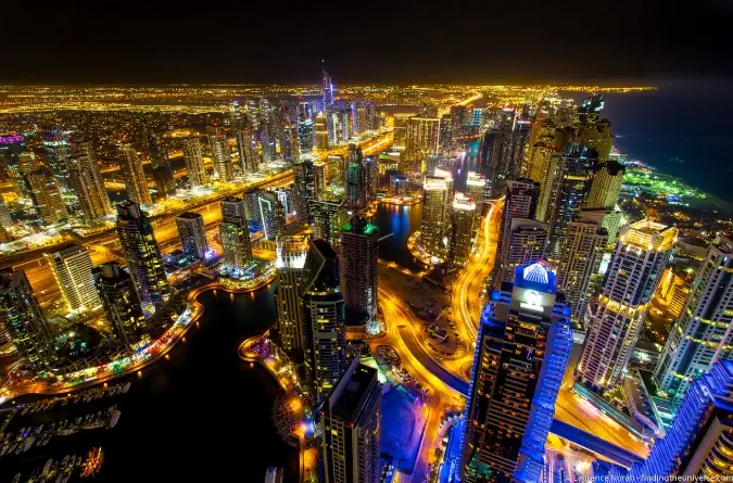 Immagine dello skyline notturno del porto turistico di Dubai