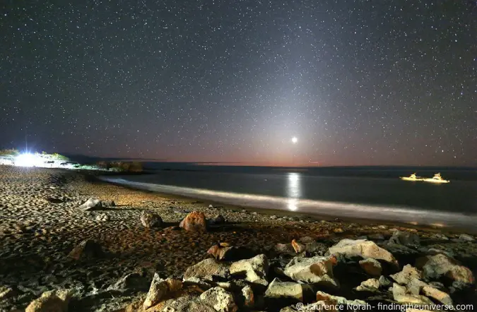 ガラパゴス諸島のフロレアナ島に沈む金星の写真