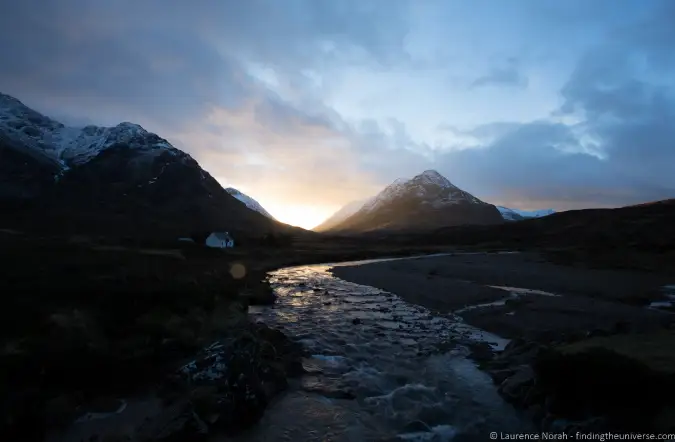 Fotografia di un fiume e di una montagna