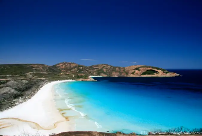 Błękitne niebo i czysta woda na plaży Hellfire w Australii Zachodniej