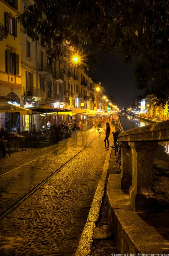 Avrupa'da gece vakti bir cadde ve kanalın romantik fotoğrafı