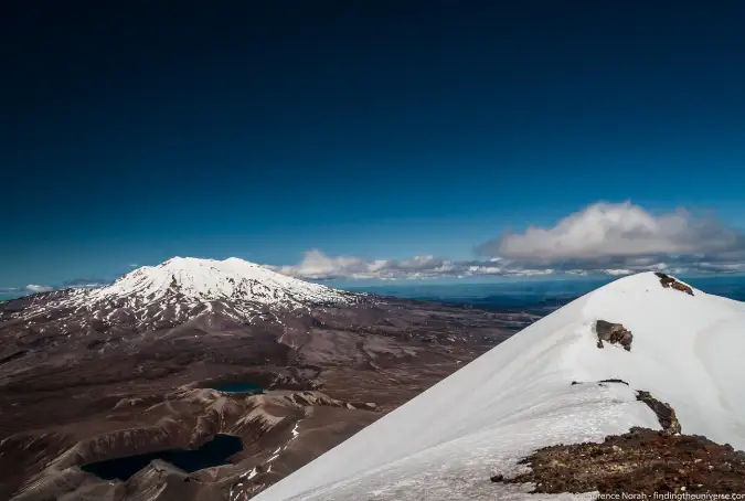 Yeni Zelanda'da karla kaplı bir dağın güzel seyahat fotoğrafı