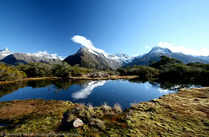 Yeni Zelanda'daki bir dağ silsilesinin büyüleyici seyahat fotoğrafı