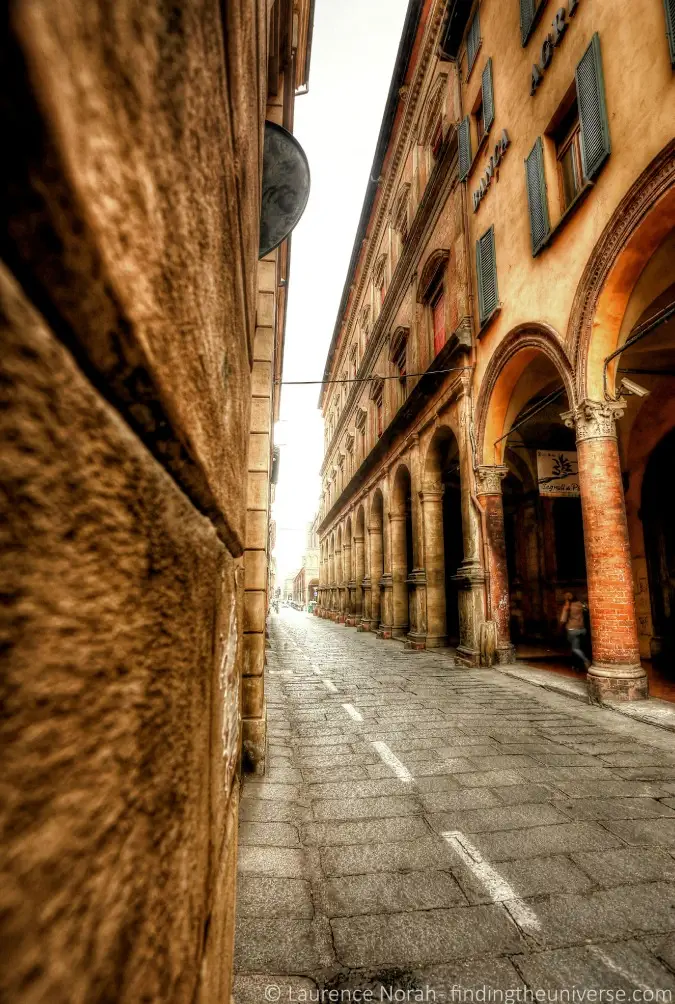 Bologna, İtalya'daki muhteşem caddenin çarpıcı seyahat fotoğrafı