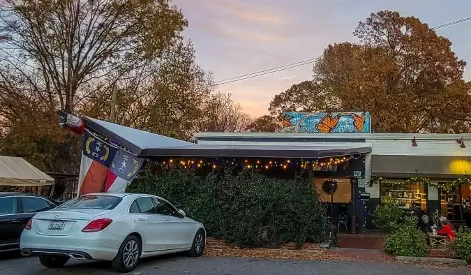 O exterior do restaurante Stanbury em Raleigh, Carolina do Norte