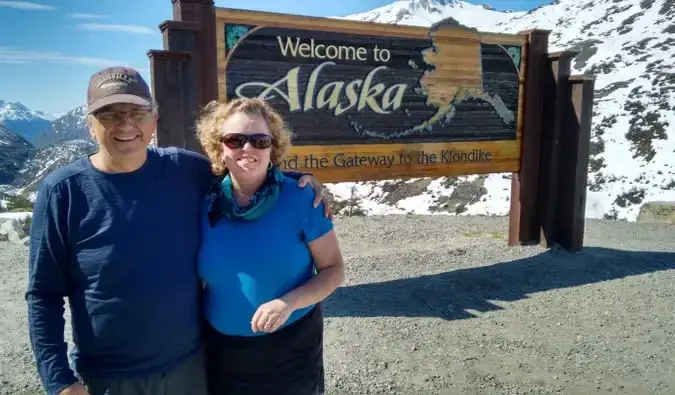 Esther en haar man poseren voor een foto in Alaska