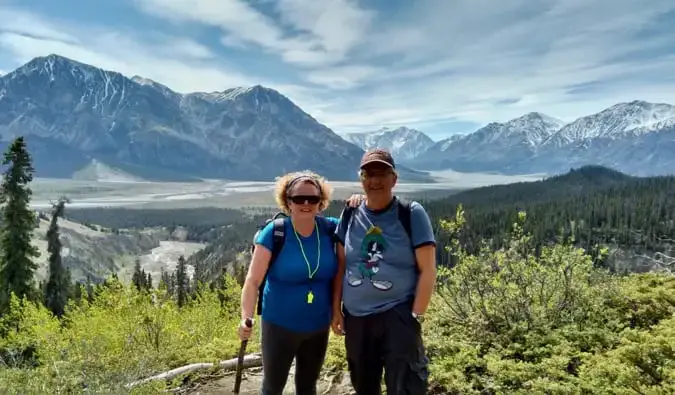 Boomerechtpaar Esther en haar man poseren voor een foto in het buitenland