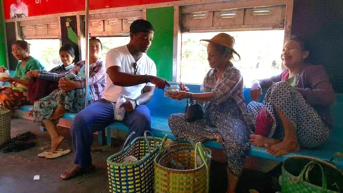 দক্ষিণ-পূর্ব এশিয়ার একটি বাজারে একজন কালো একা ভ্রমণকারী