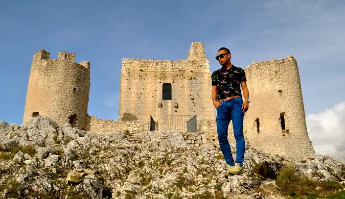 DJ de la Dream Euro Trip pozând ca un model de modă