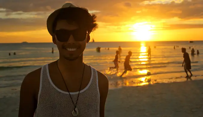 DJ dari Dream Euro Trip pada waktu matahari terbenam di pantai, menjalani impiannya