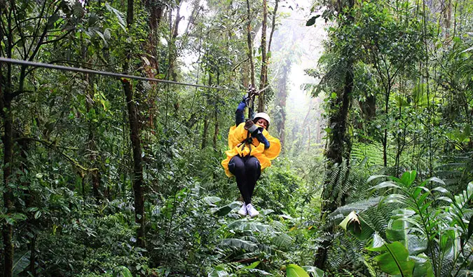 voyageuse solitaire d'une minorité féminine en Asie du Sud-Est dans un champ explorant