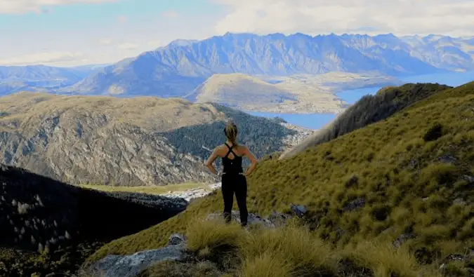 Du khách một mình và giáo viên tiếng Anh Emily đi bộ đường dài ở New Zealand