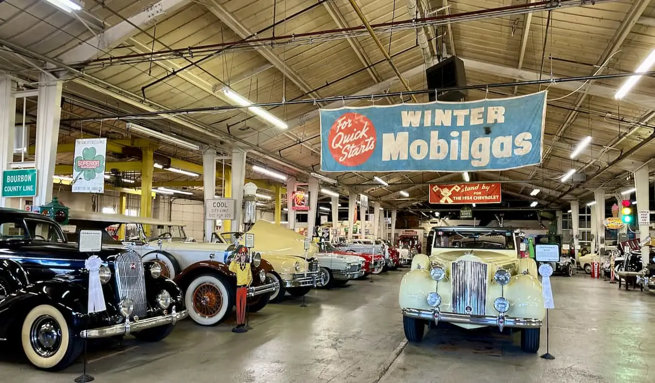 Le auto d'epoca sono l'enorme Museo dell'auto della Route 66