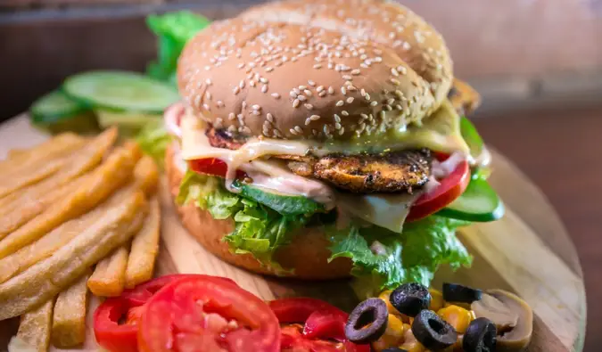 Una hamburguesa enorme con tomates y patatas fritas de EE.UU.