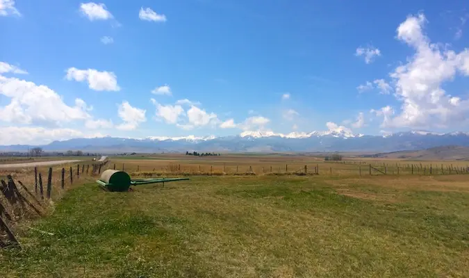 Tierras agrícolas abiertas y vacías en Montana, EE.UU.