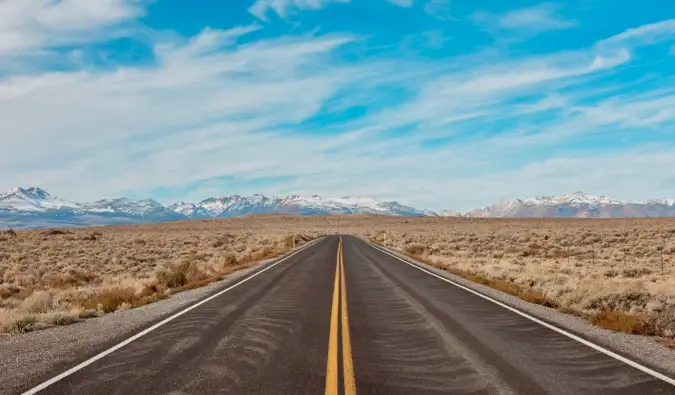 En åpen vei og en blå himmel på roadtrip i USA