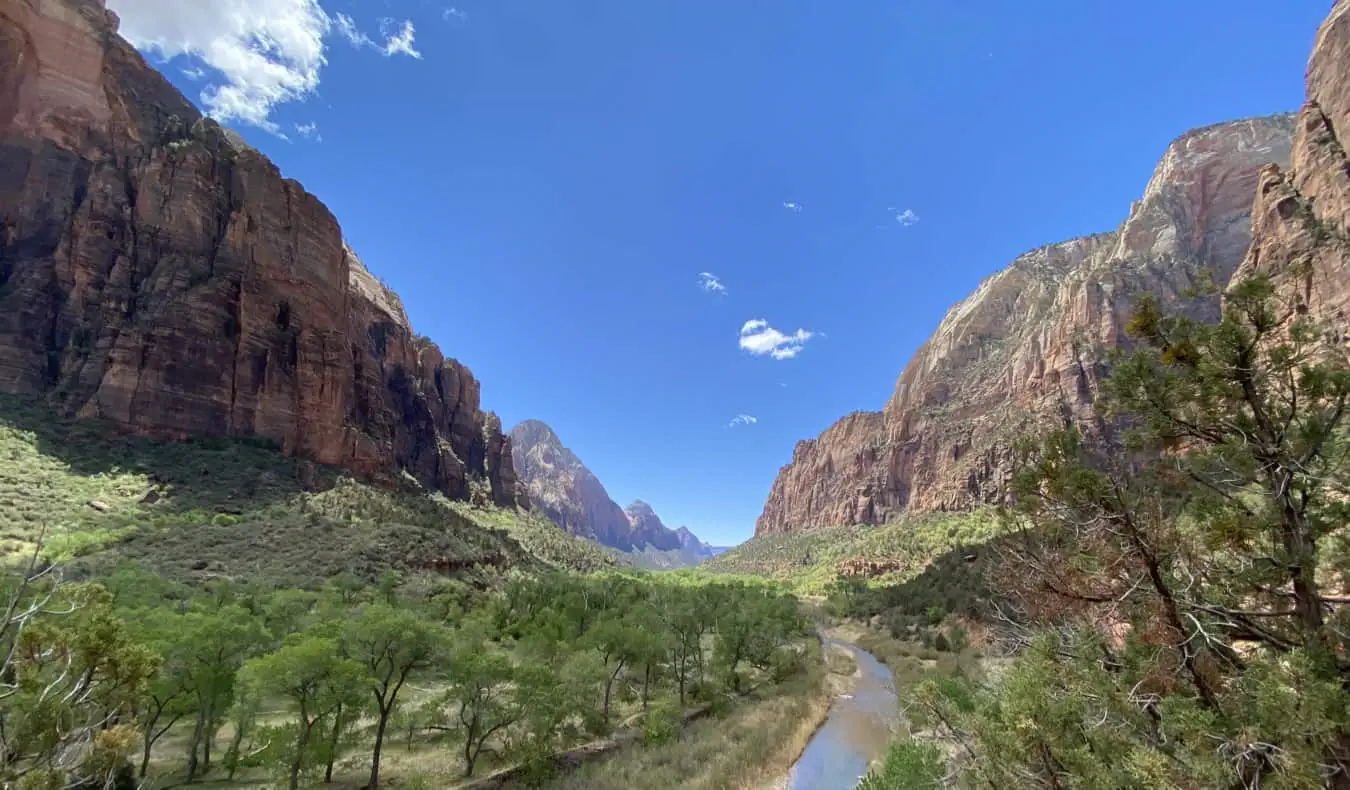 En fantastisk smal canyon omgivet af høje klipper i USA