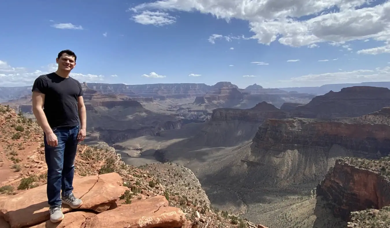 Ο Nomadic Matt ποζάρει στο Grand Canyon