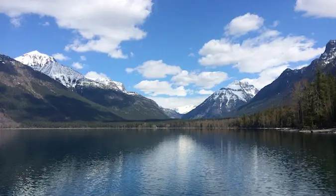 Gunung yang dilitupi salji berhampiran tasik yang tenang di Amerika