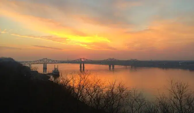 Una puesta de sol con vistas a un puente en América