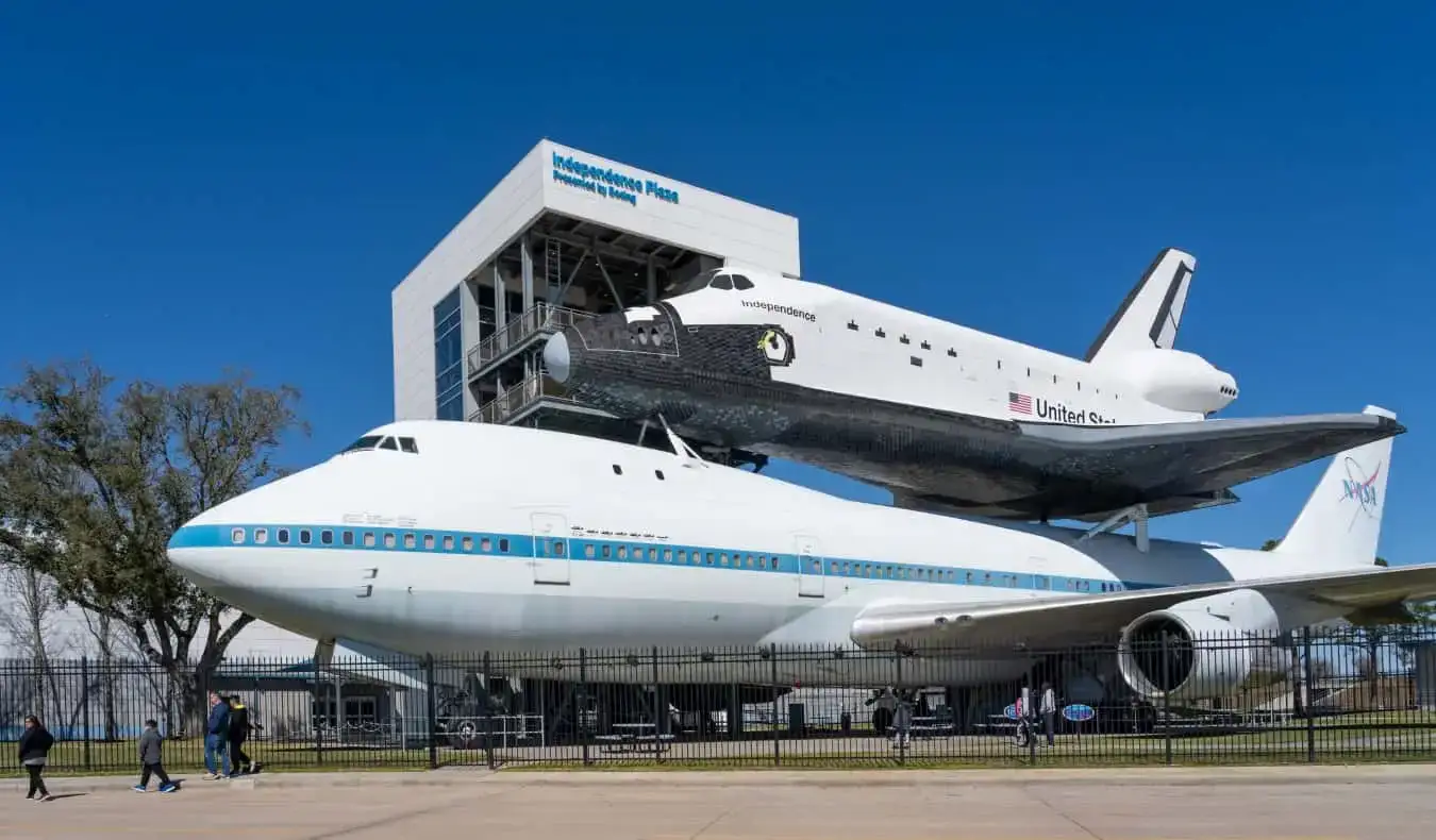 Величезний Боїнг 747 із копією космічного човника на ньому в космічному центрі Х’юстон, Техас, США