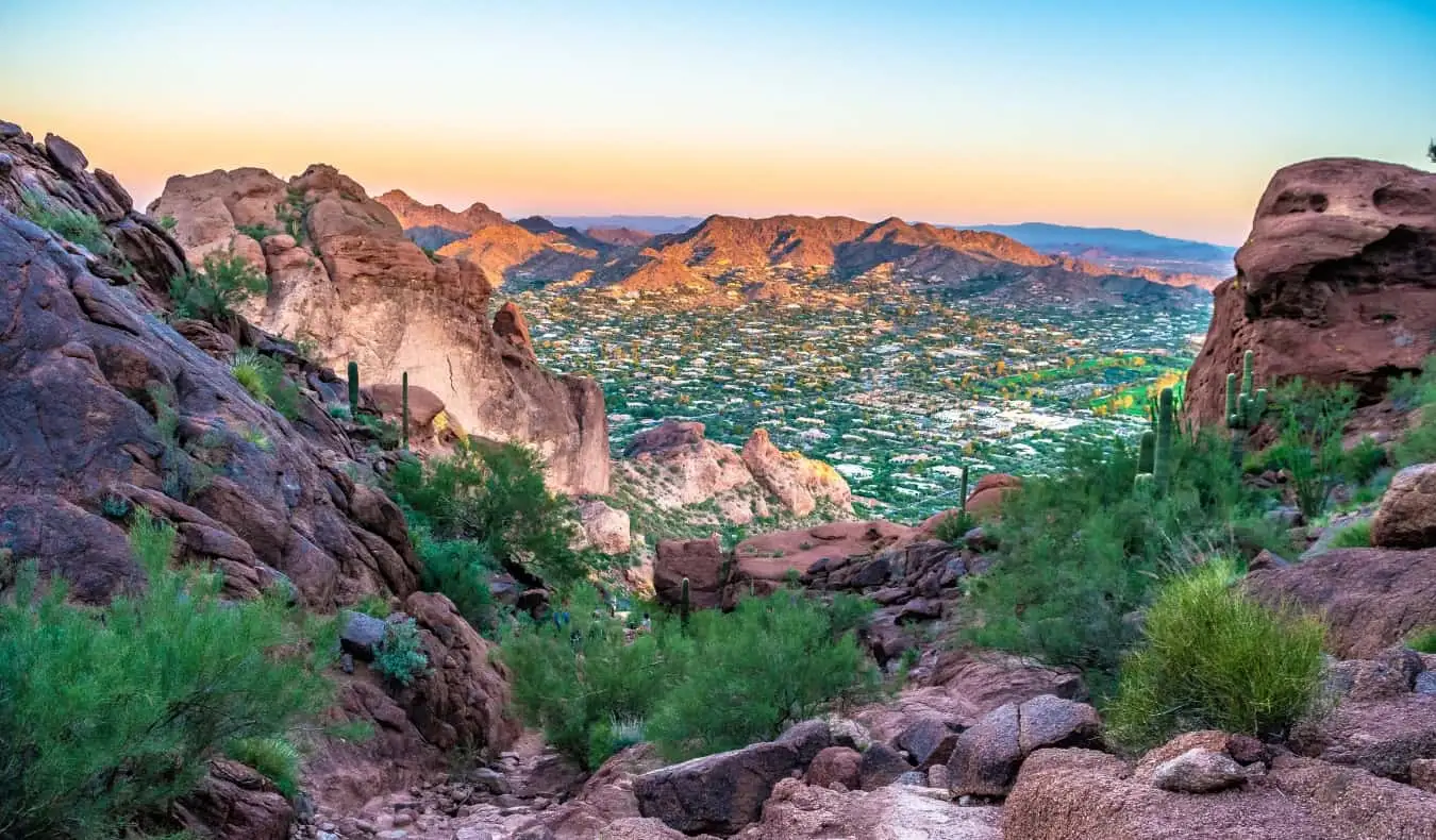 Vedere cu vedere la Phoenix de la muntele stâncos Camelback deasupra orașului