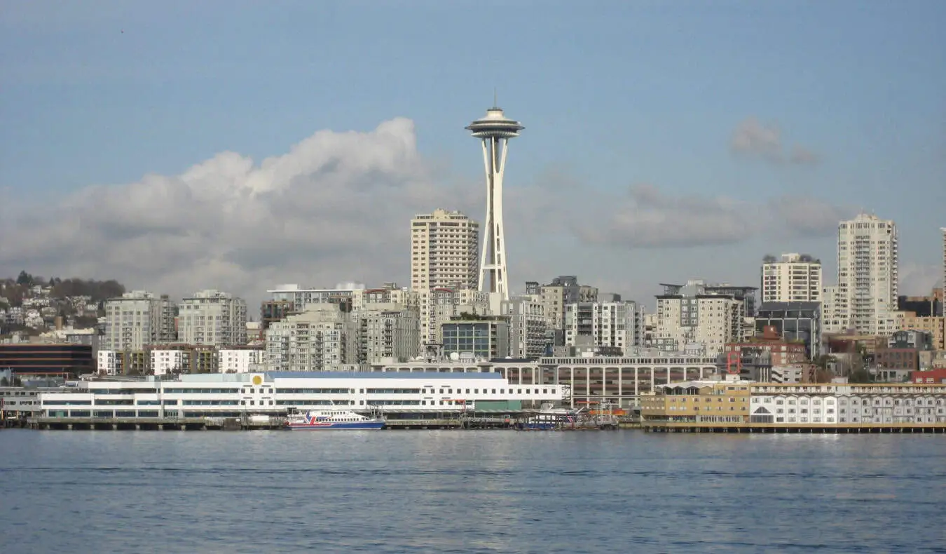 Seattle'i siluett veest koos silmapaistva Space Needle'iga