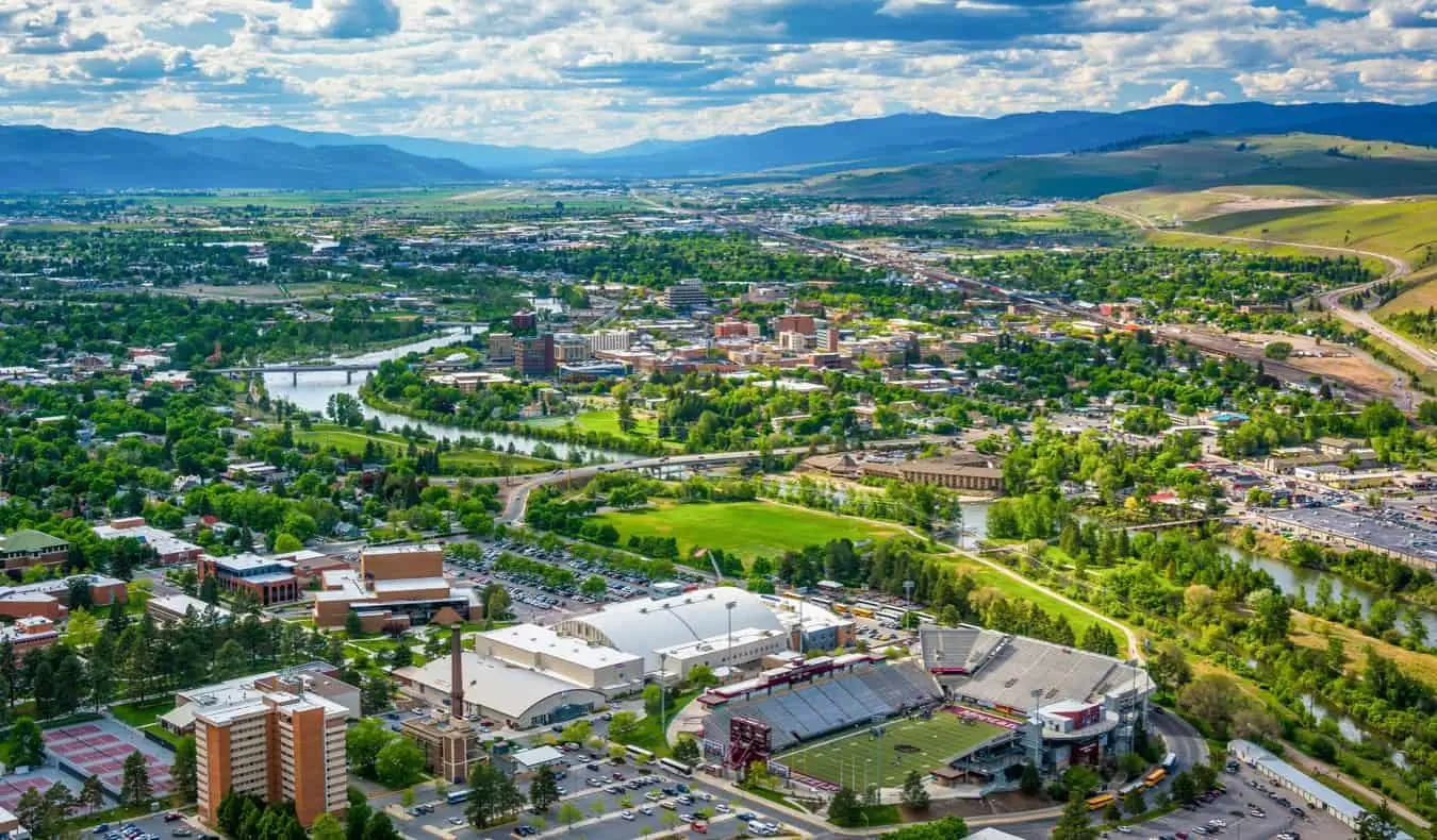 Het uitzicht over Missoula, Montana tijdens de zomer