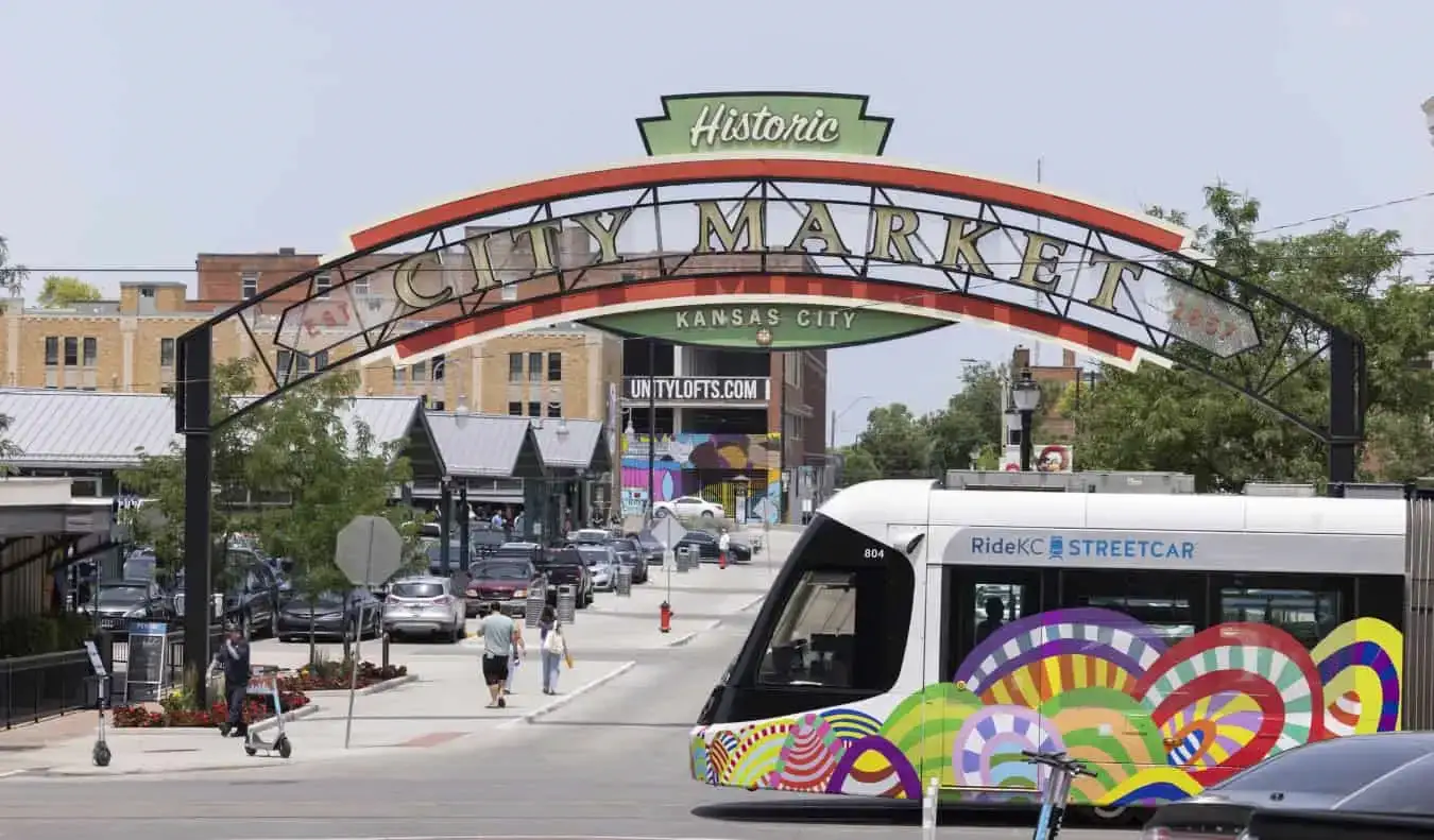 Un tramvia de colors passa per davant d'un mercat històric de Kansas City