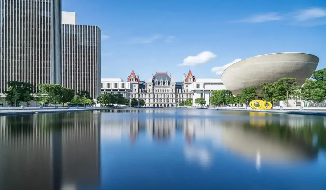 Het uitzicht op Albany, NY gezien vanaf het water