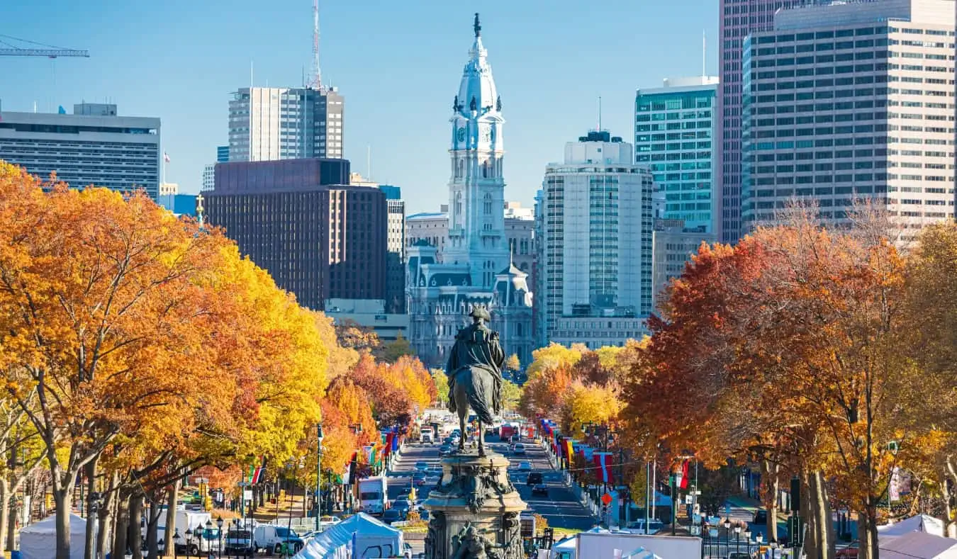 Katso alas Benjamin Franklin Parkway, jota reunustavat appelsiinilehtiä puiden reunustama Philadelphia, Pennsylvania