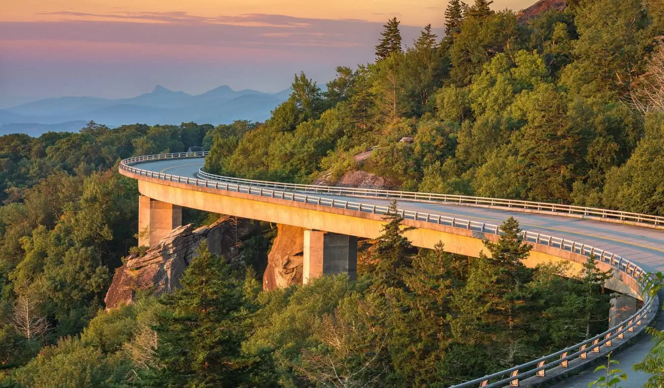 Blue Ridge Parkway อันคดเคี้ยวที่รายล้อมไปด้วยป่าไม้และภูเขา ใกล้เมือง Asheville รัฐนอร์ทแคโรไลนา