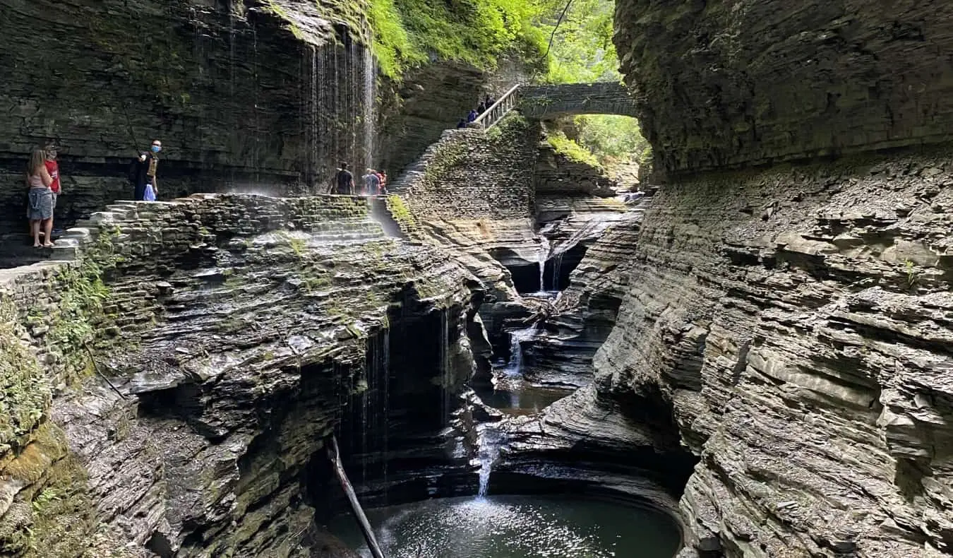 Folk på tur i en smal steinete canyon